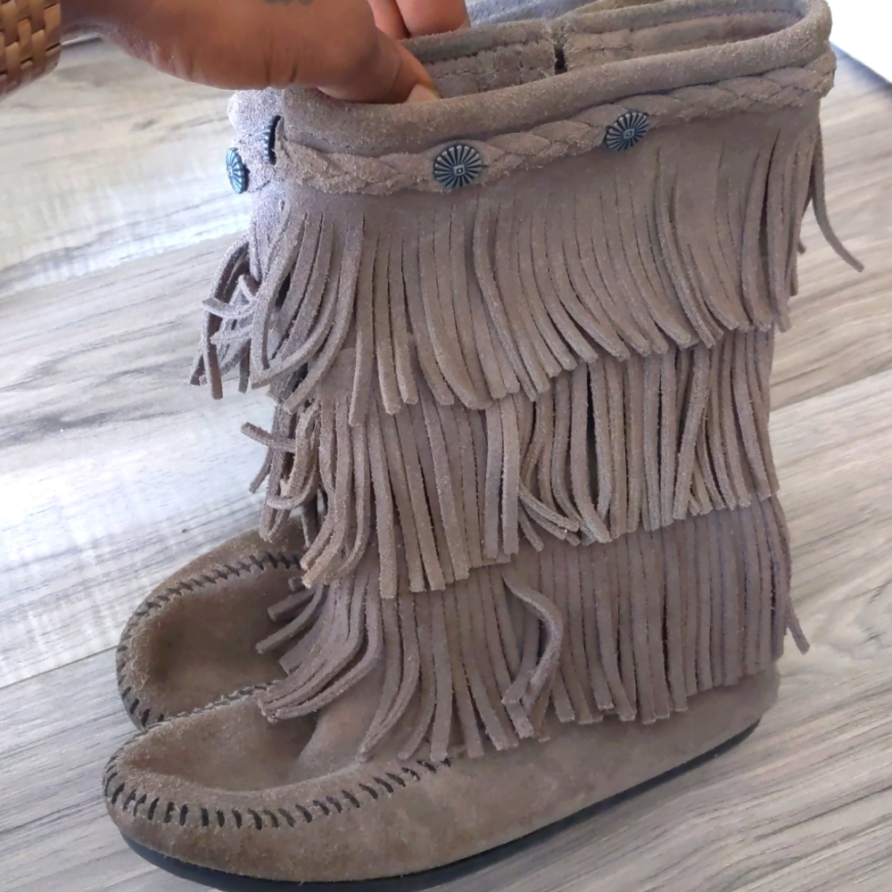 Minnetonka Size 2 Grey Boots